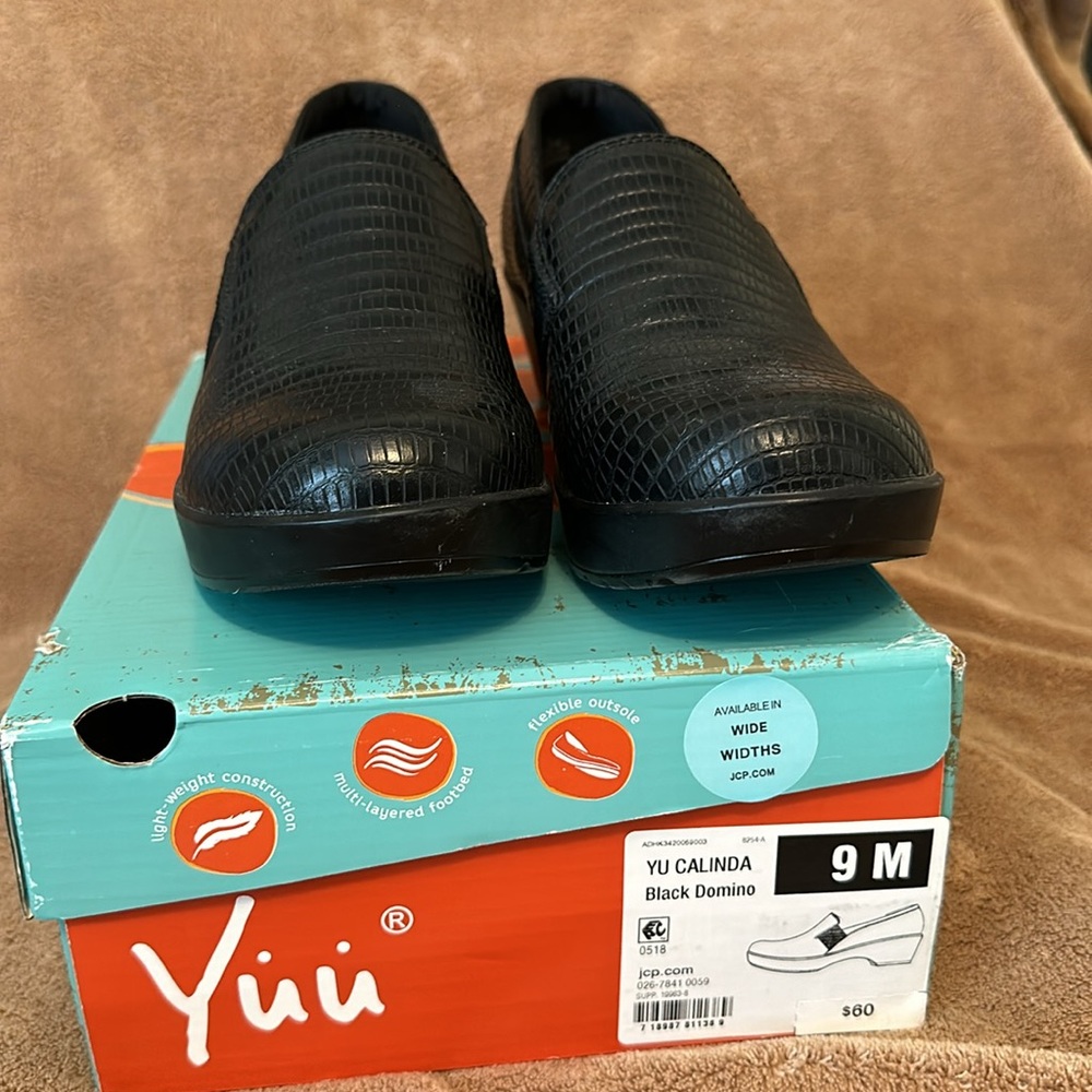 Like NEW Yuu slip on shoes Sz 9M - Picture 2 of 4